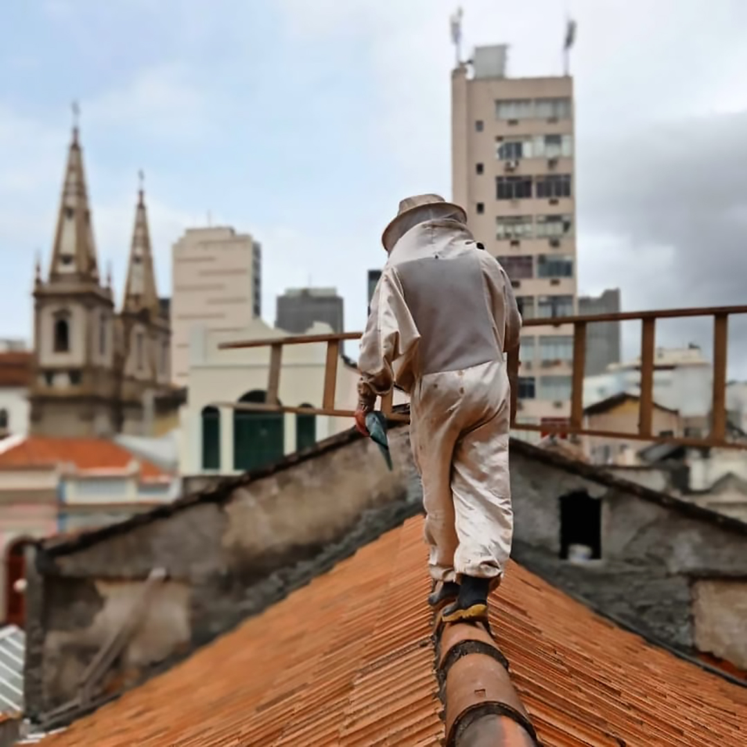 foto igor caminhando no telhado